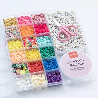 Maxi boite - 16 couleurs de perles heishi pop et accessoires + perles lettres blanches